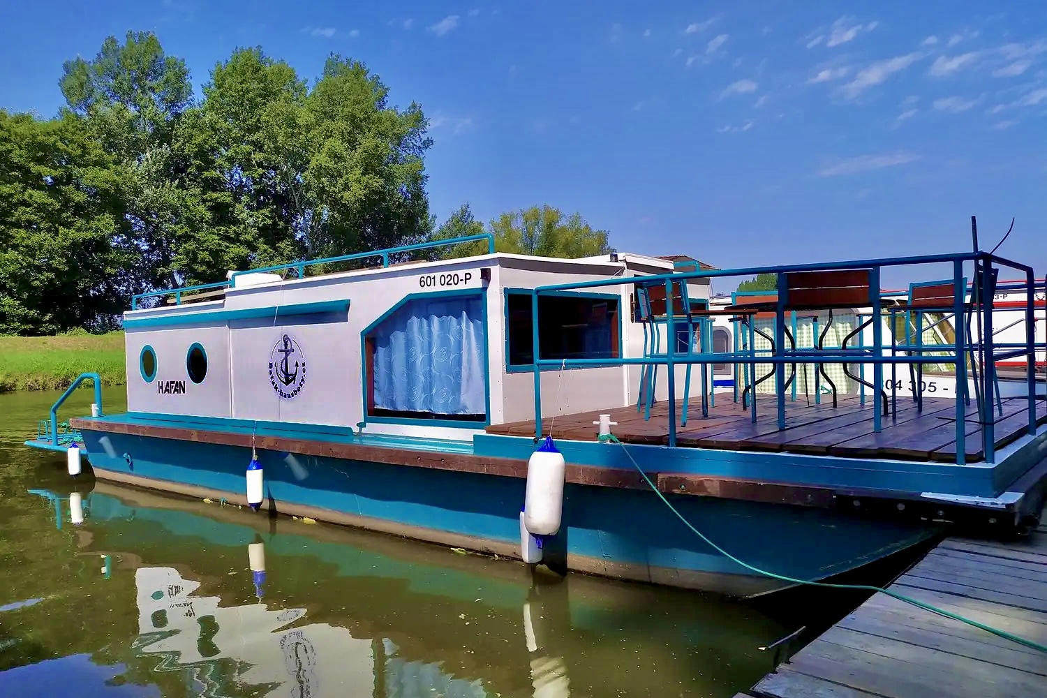 Hausbót Hafan v přístavu ve Veselí nad Moravou