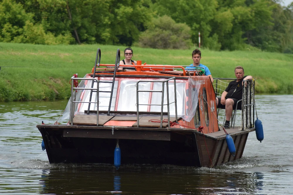 Hausbót Bono na řece Moravě